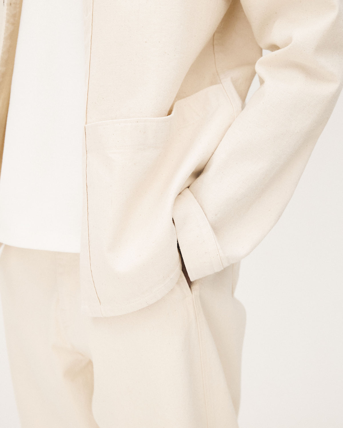 Kin Ecru, surchemise en coton biologique, fibre d’ananas et lyocell NOYOCO, detail ss26 studio