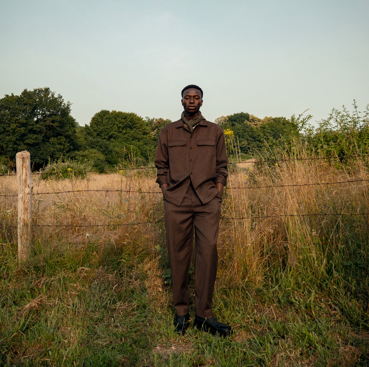 homme portant un ensemble marron dans un champs