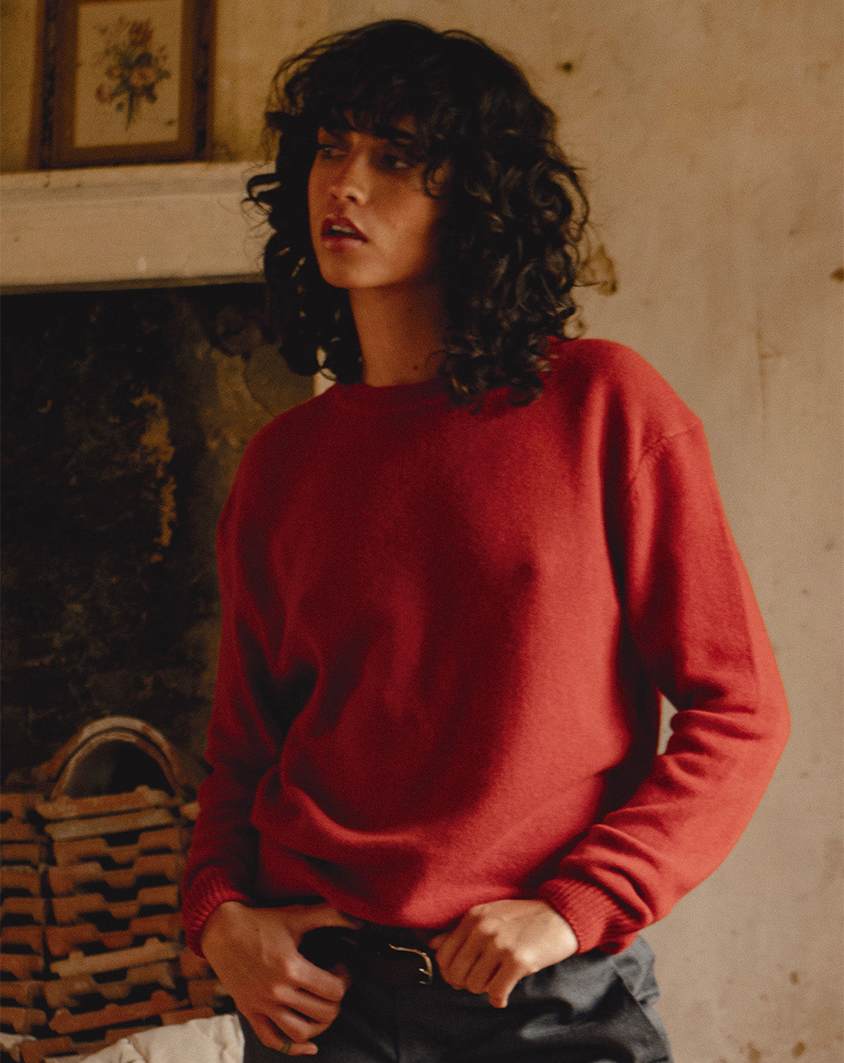 femme dans pull orange rouge