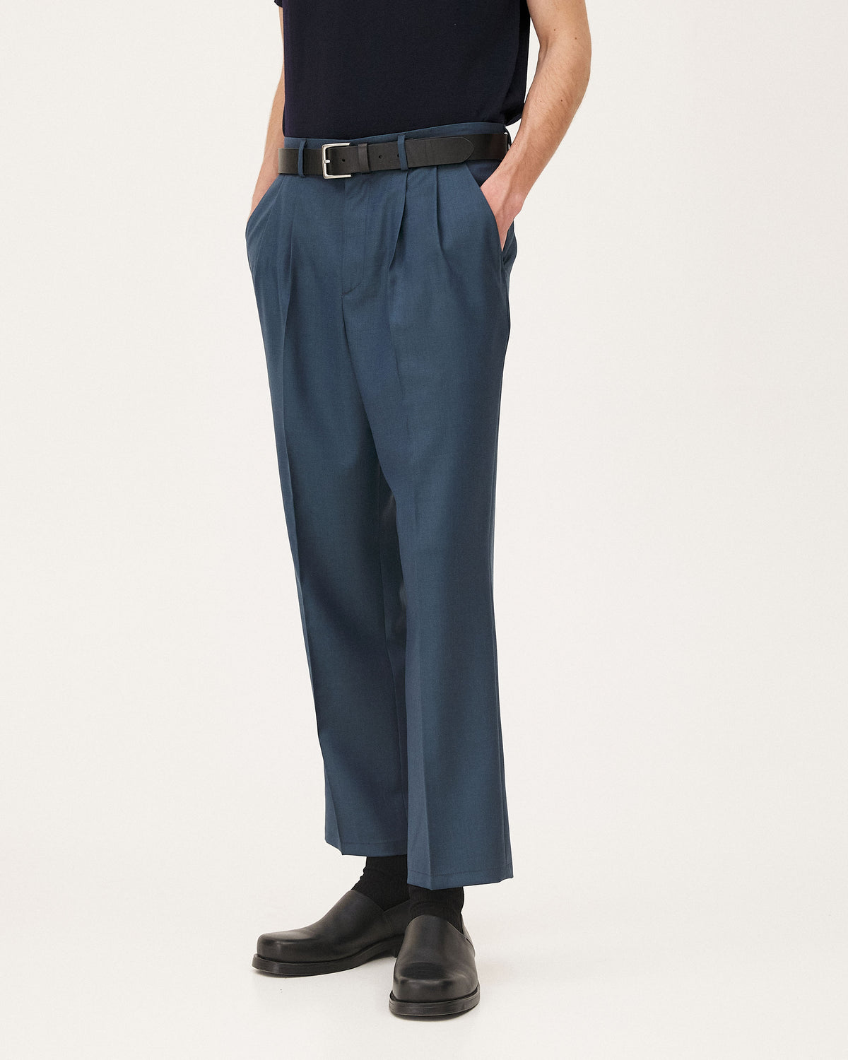 Clyde Deep lagoon, pantalon en laine vierge NOYOCO, detail ss26 studio