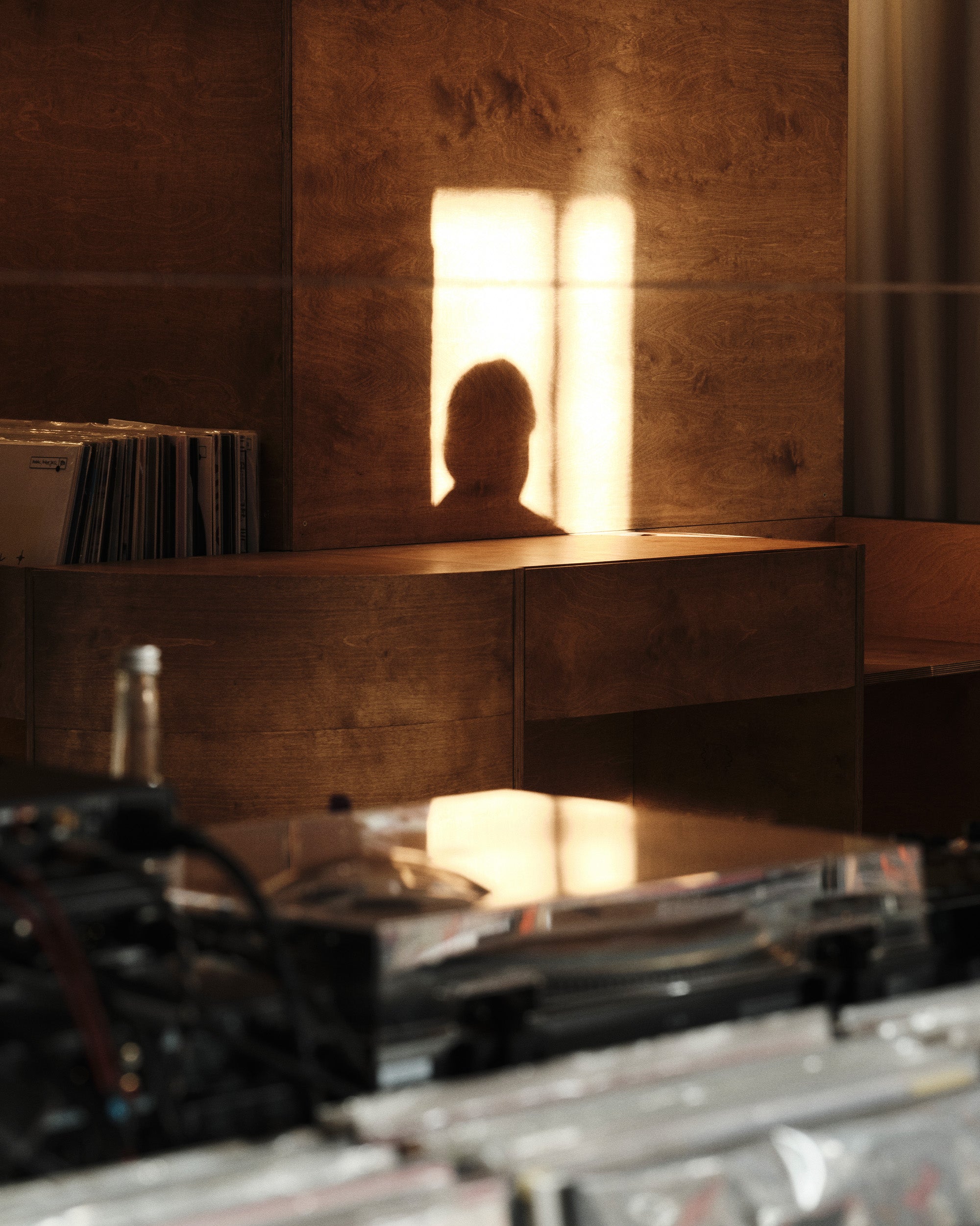 table avec platine et vinyle