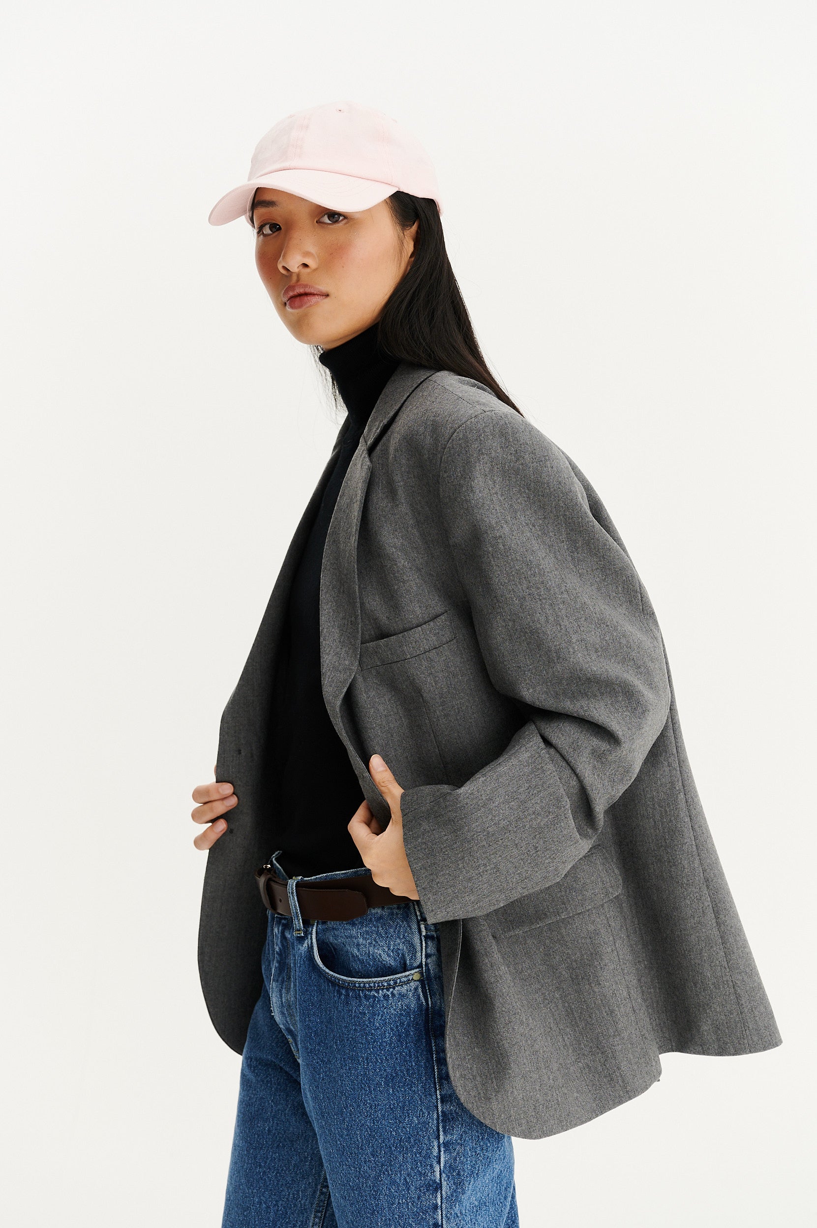 femme portant une veste de costume grise