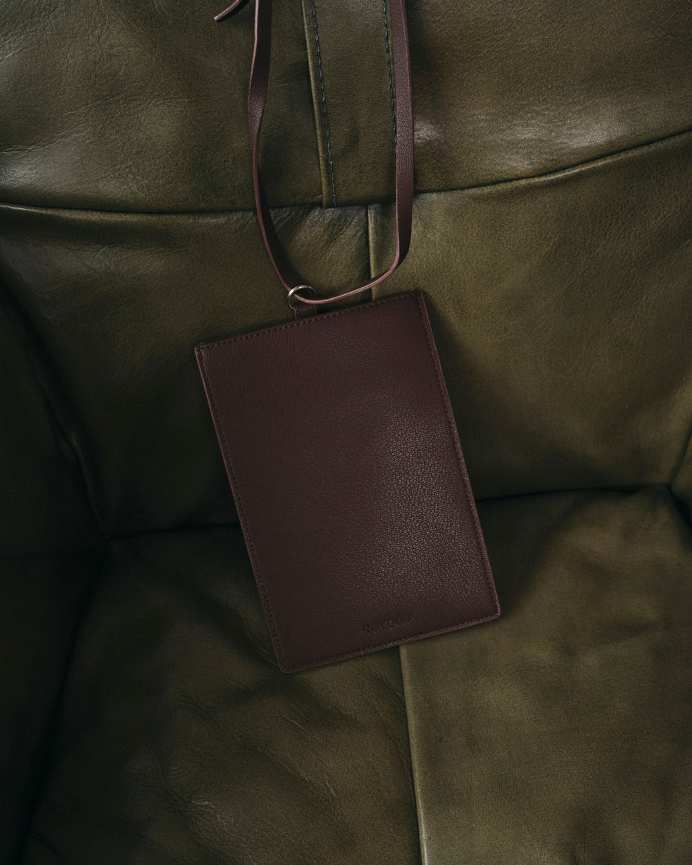 Porte passeport Marron, porte-passeport en Recycleather NOYOCO, detail SS26