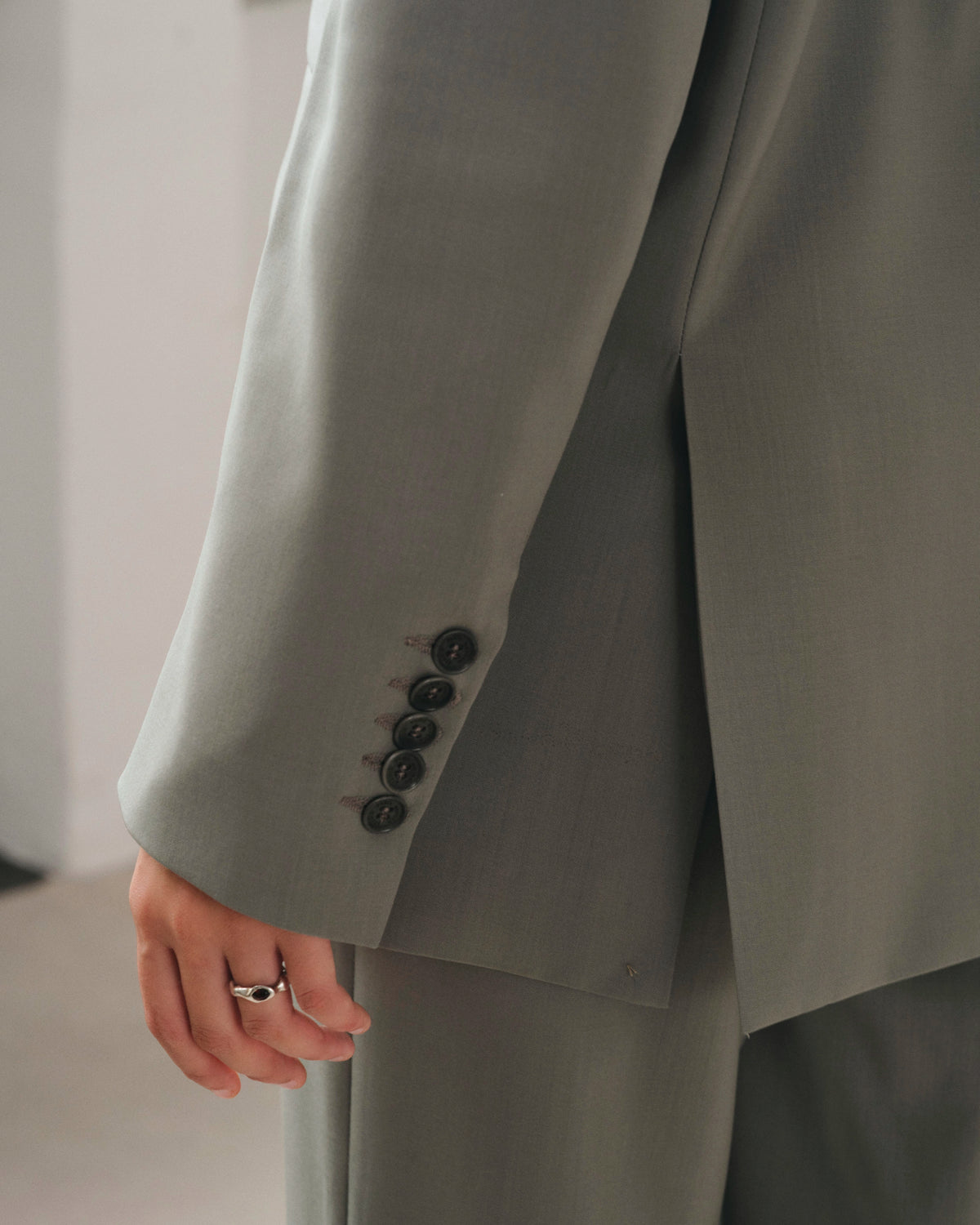 Suri Eucalyptus, veste en laine vierge NOYOCO, detail SS26