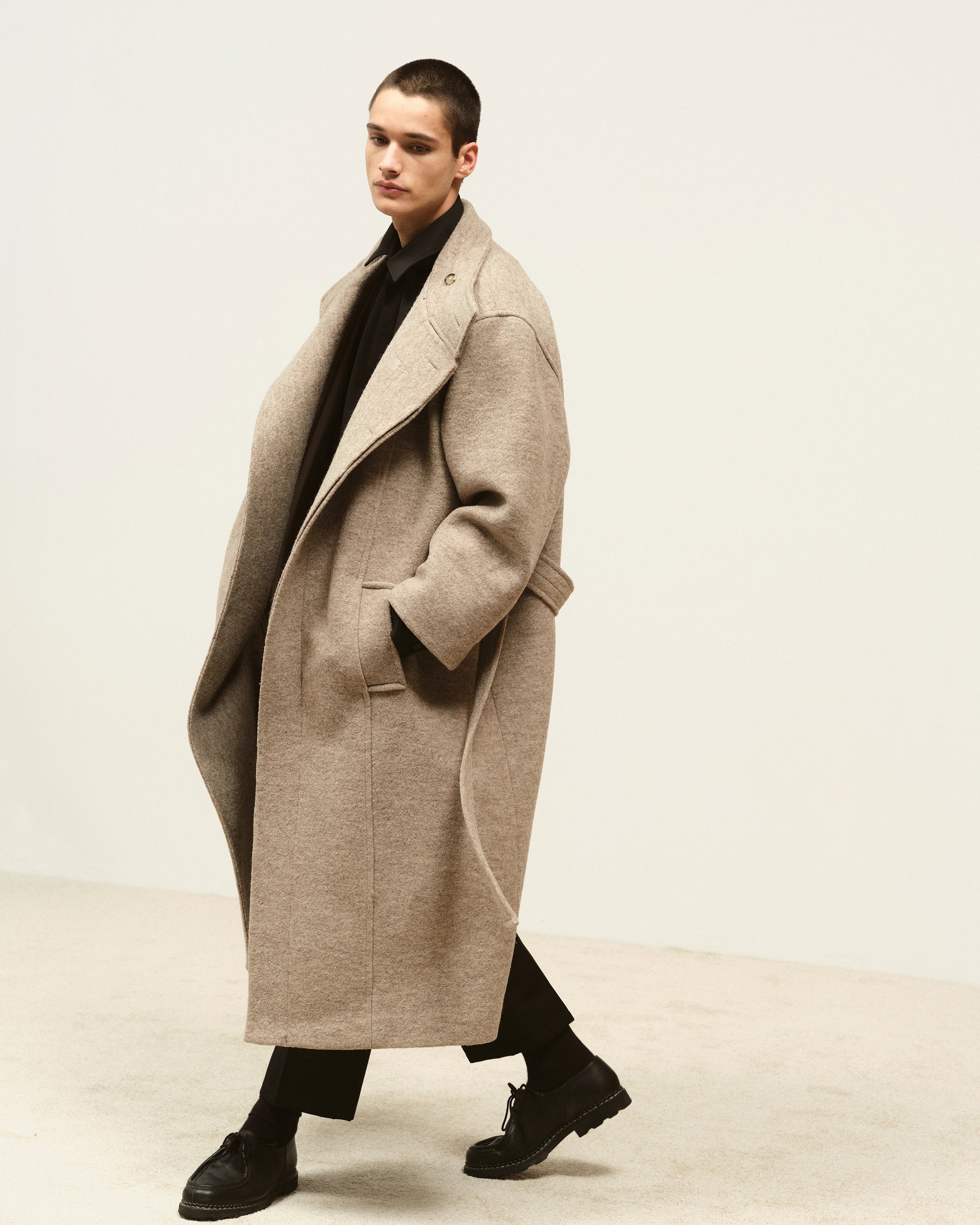 Silhouette en long manteau de laine NOYOCO.