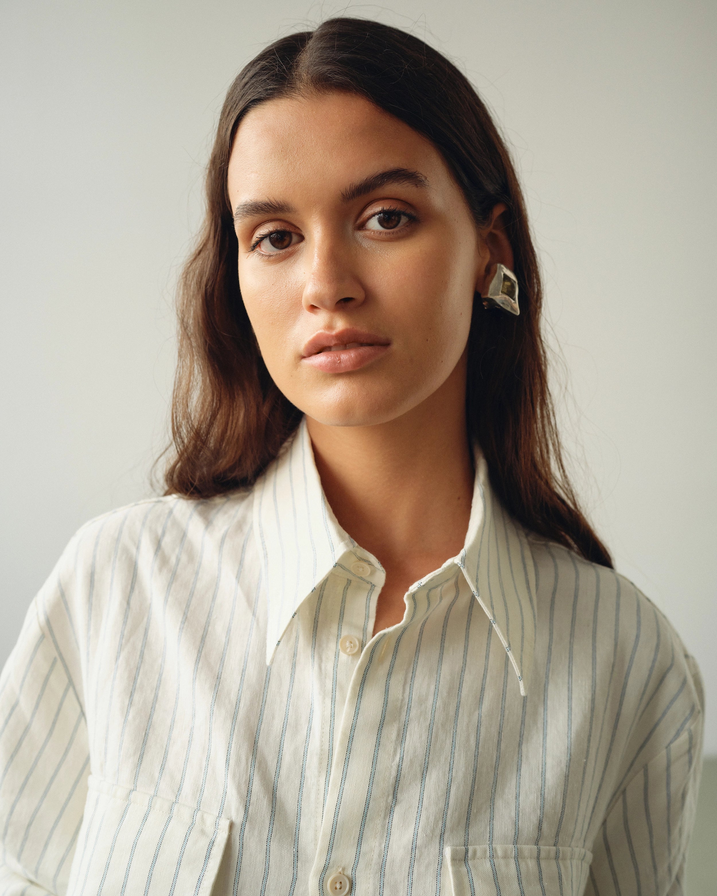 Portrait en chemise rayée NOYOCO.