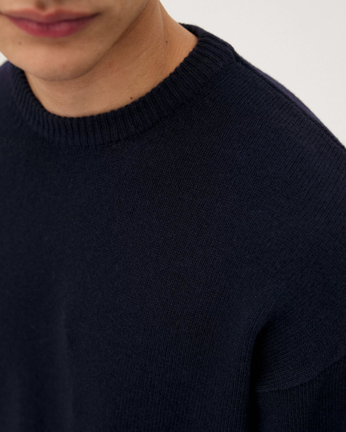 Malmo Navy, pull en laine mérinos NOYOCO, detail ss25 studio