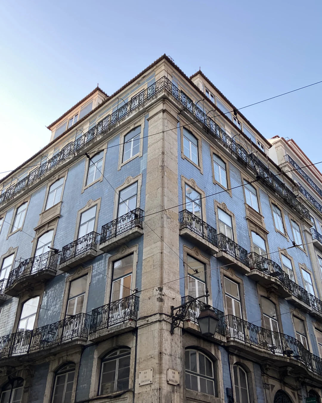 immeuble bleu en plein coeur de Lisbonne