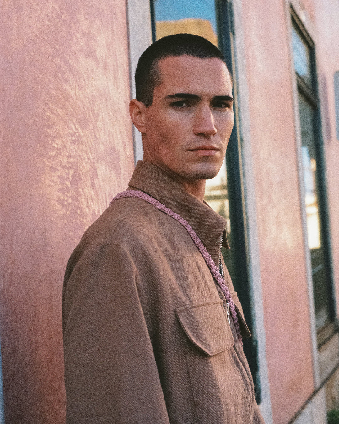 portrait d'un homme brun avec une veste marron dans Lisbonne