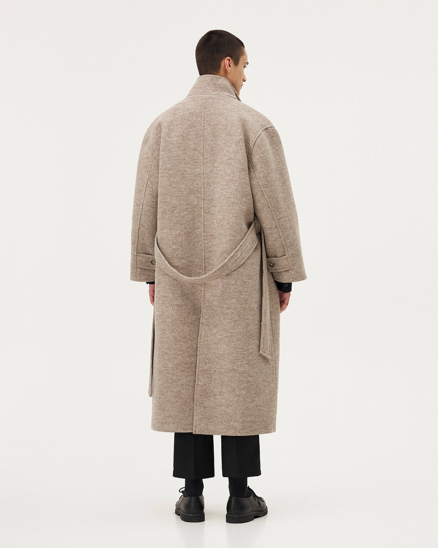 Hera Sand, manteau en laine NOYOCO, homme AW25 studio