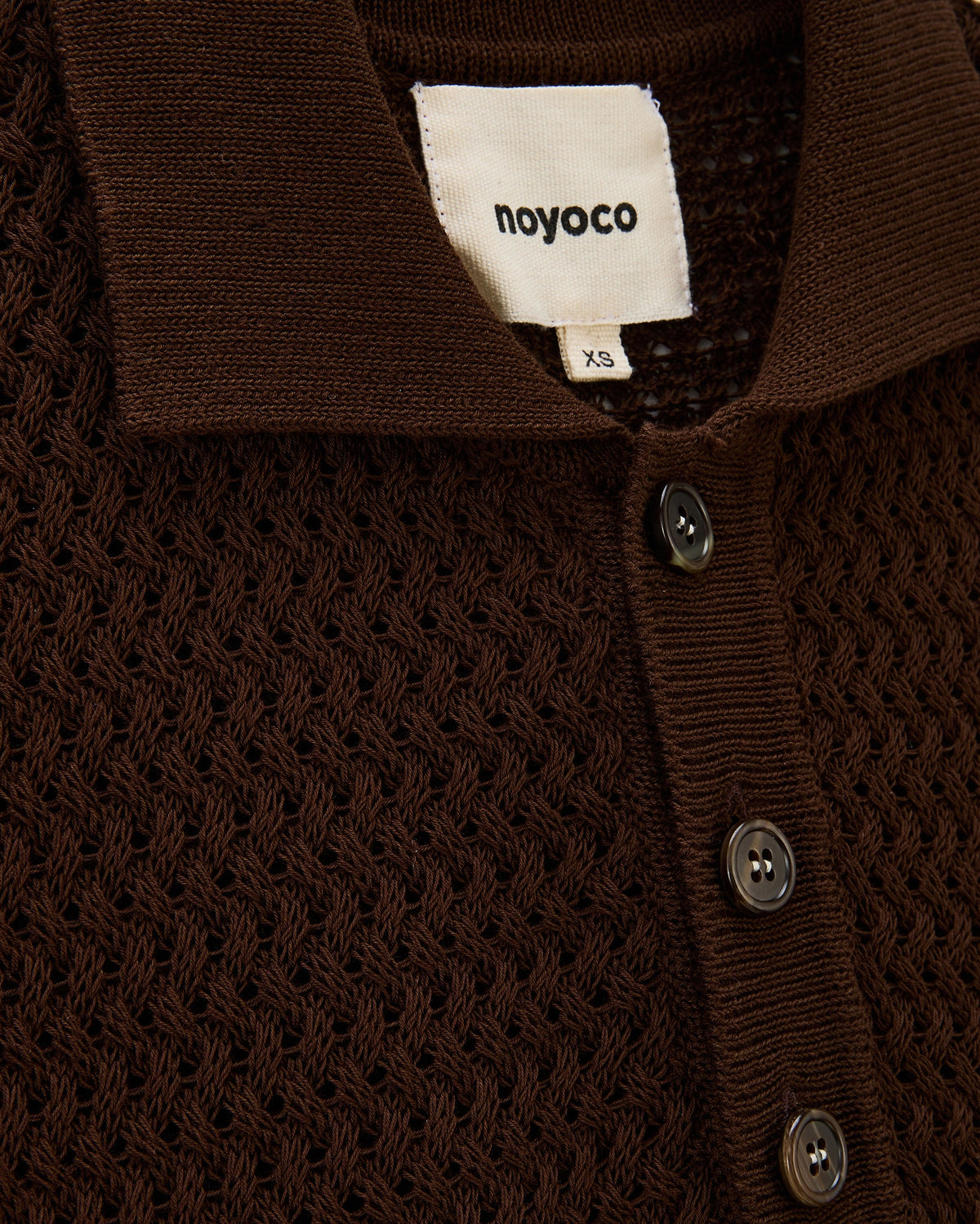 Haring Brown, polo en coton biologique NOYOCO, detail ss26 studio