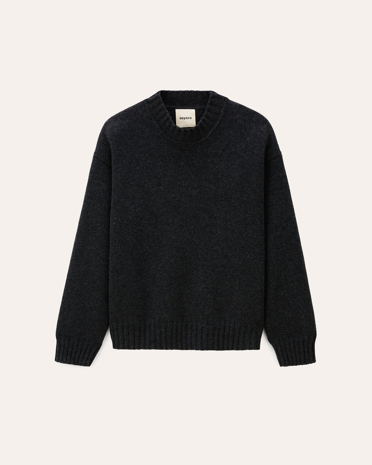 Miwa Anthracite, pull en laine mérinos et cachemire NOYOCO, packshot AW25 studio