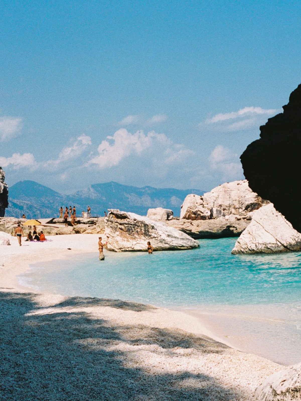 Un paysage naturel entre eau et reliefs