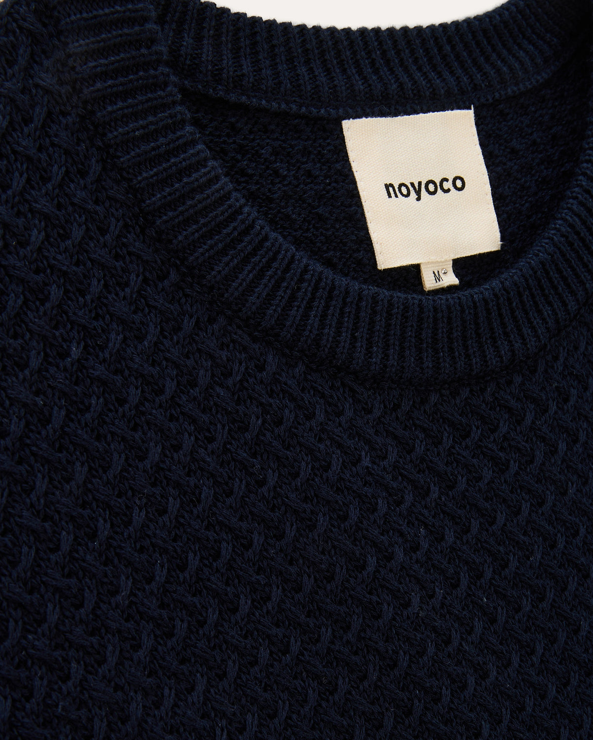 Madera Navy, t-shirt en coton biologique NOYOCO, detail ss26 studio