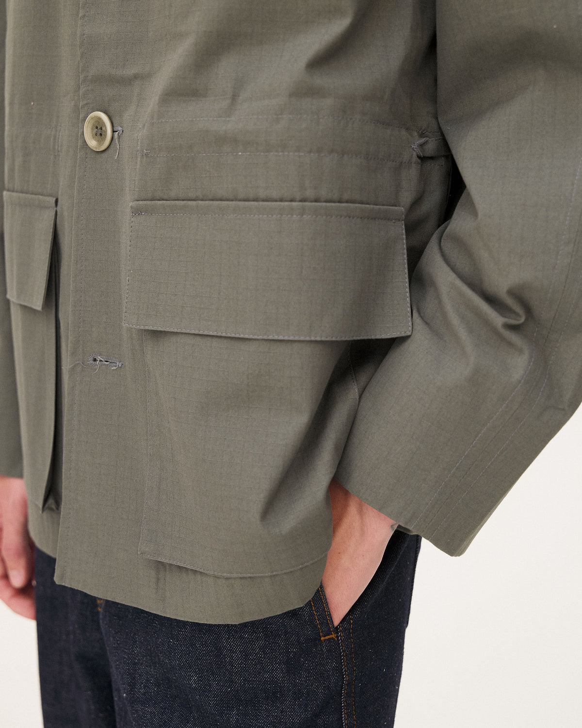 Orari Army green, veste en coton biologique NOYOCO, detail ss26 studio