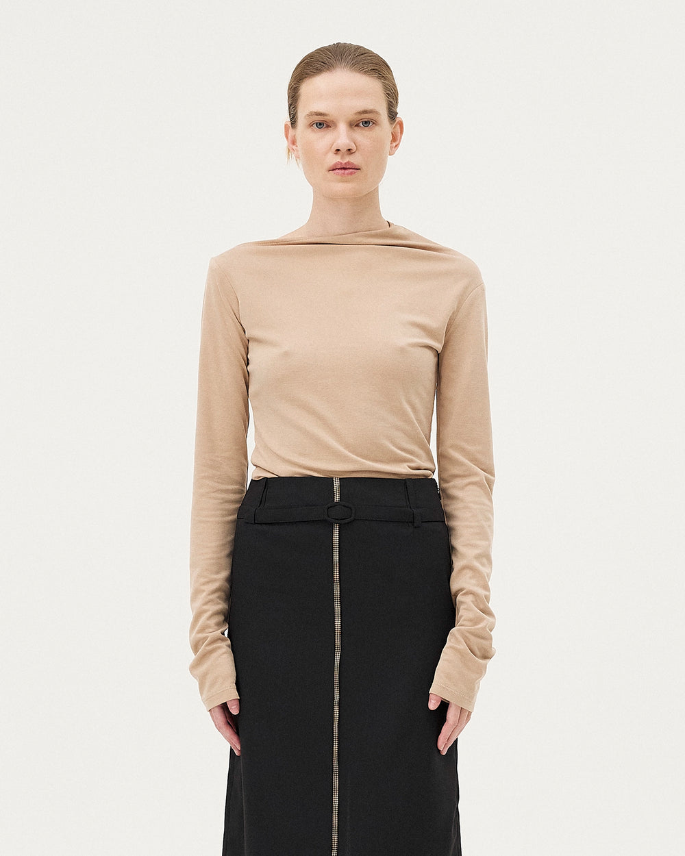 Elia Camel, top en viscose upcyclée NOYOCO, femme AW25 studio