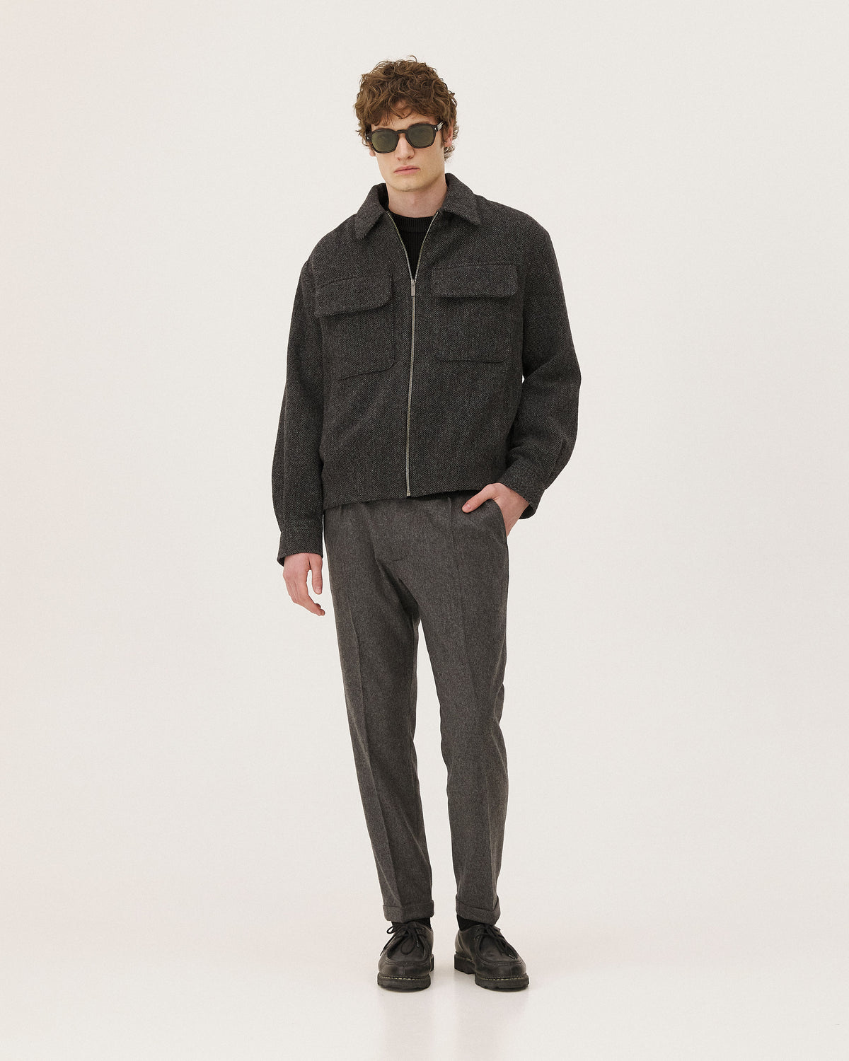 Kinsale Anthracite à chevrons NOYOCO, porté homme AW26 studio, vue 01