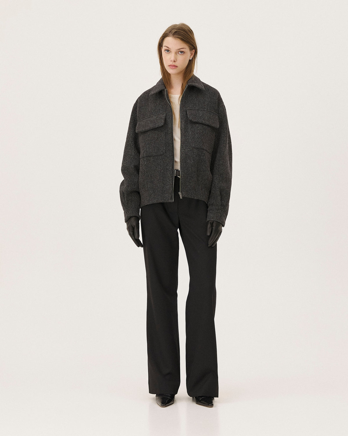 Kinsale Anthracite à chevrons NOYOCO, porté femme AW26 studio, vue 02