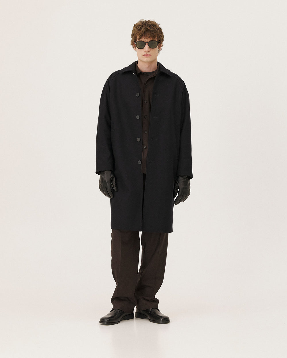 Manteau Mac Mayfair bleu nuit NOYOCO, porté homme AW26, vue de face
