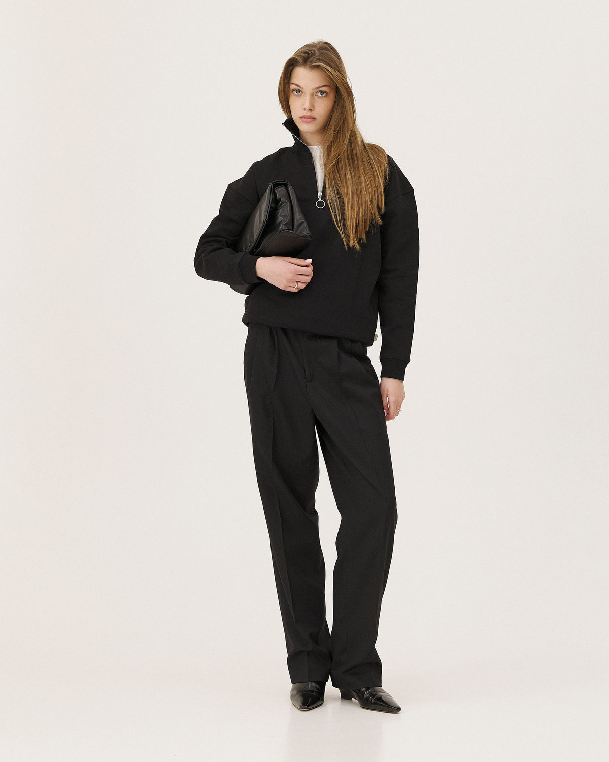Omaha Noir NOYOCO, porté femme AW26 studio, vue 02