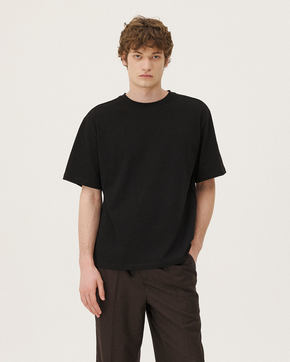 Gumi Noir NOYOCO, porté homme AW26 studio, vue 01
