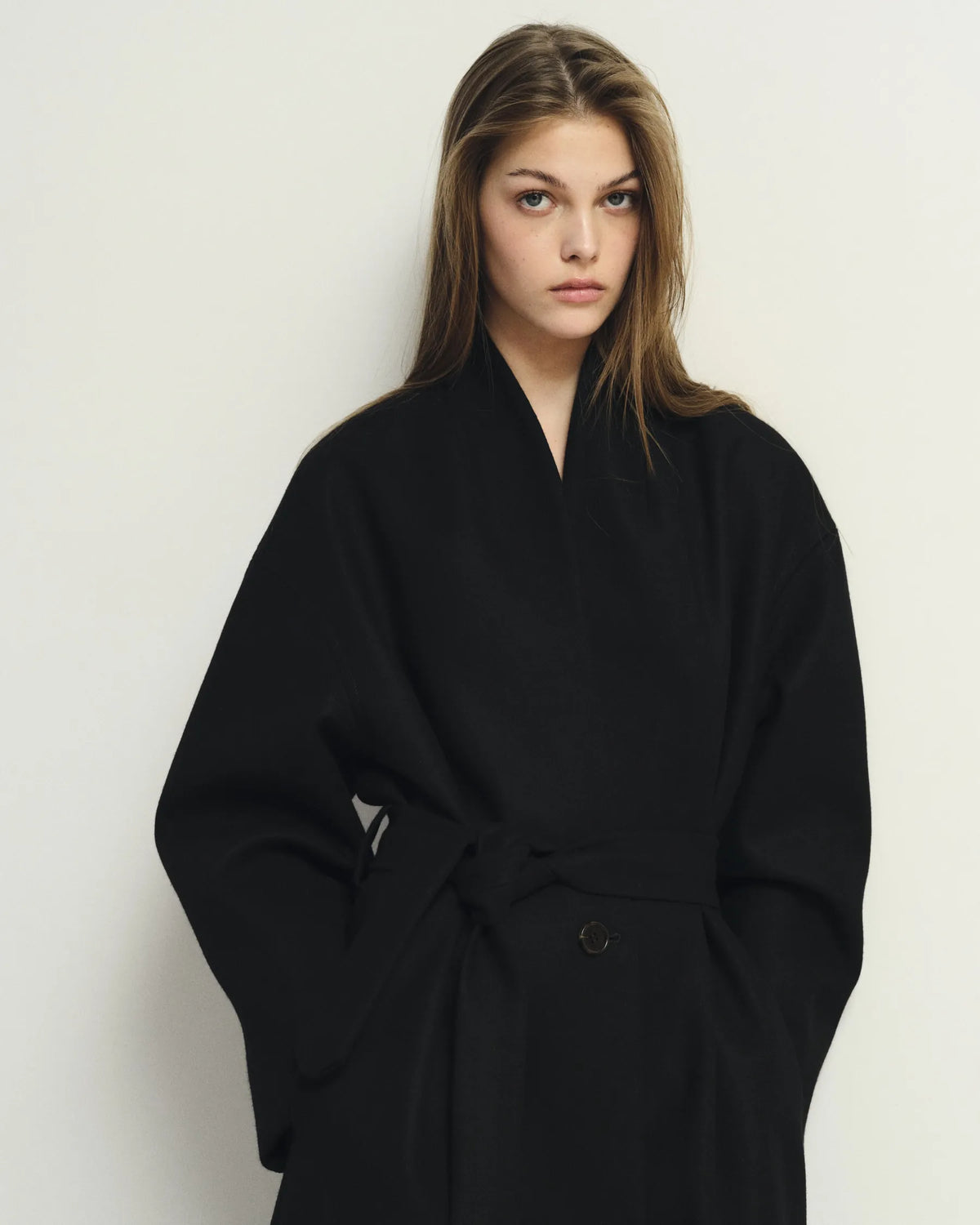Silhouette femme en manteau noir enveloppant