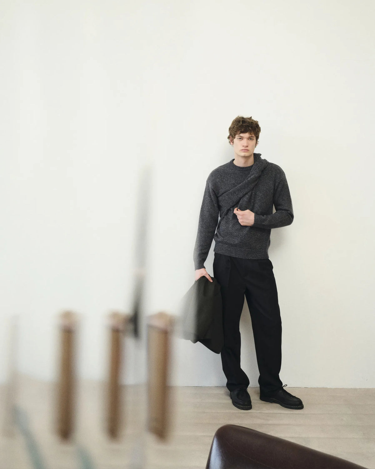 Silhouette homme en maille grise drapée