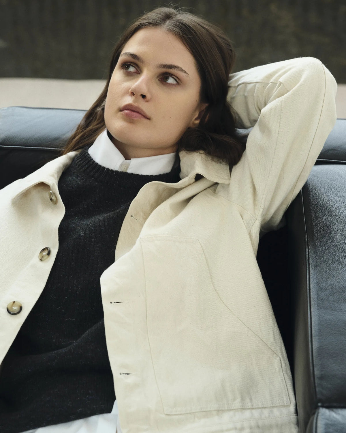 Portrait femme en veste écrue et maille noire