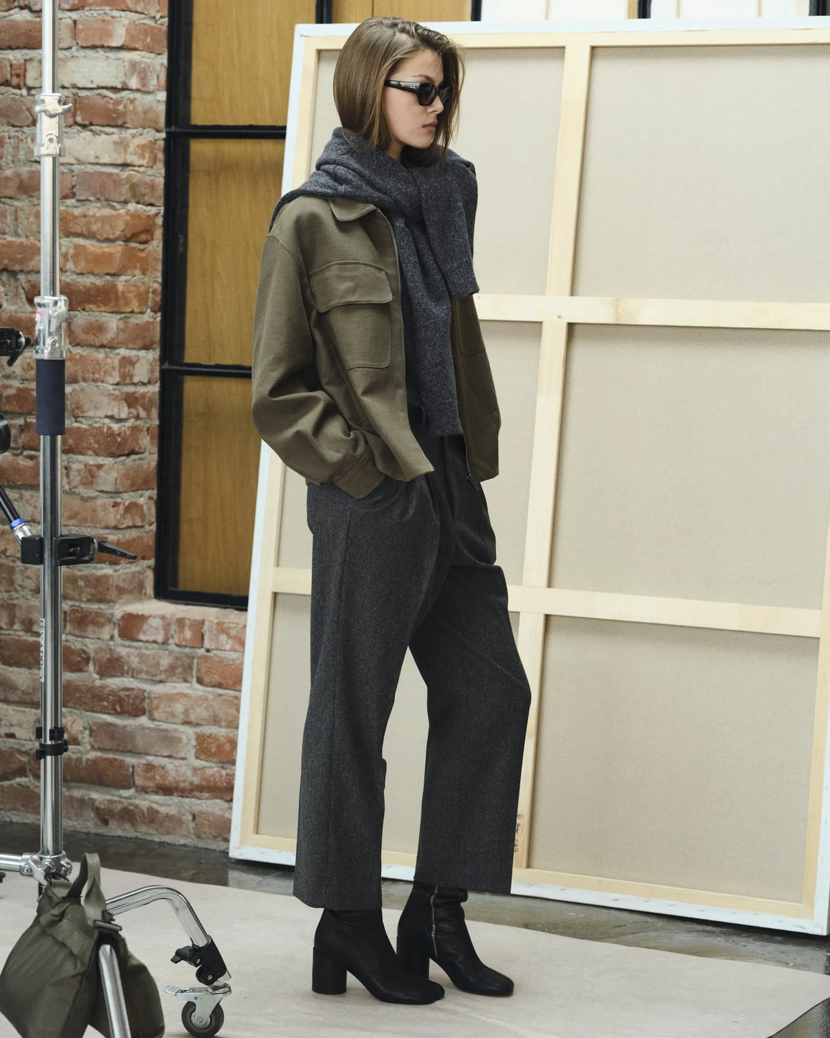 Silhouette femme en veste olive et grande écharpe