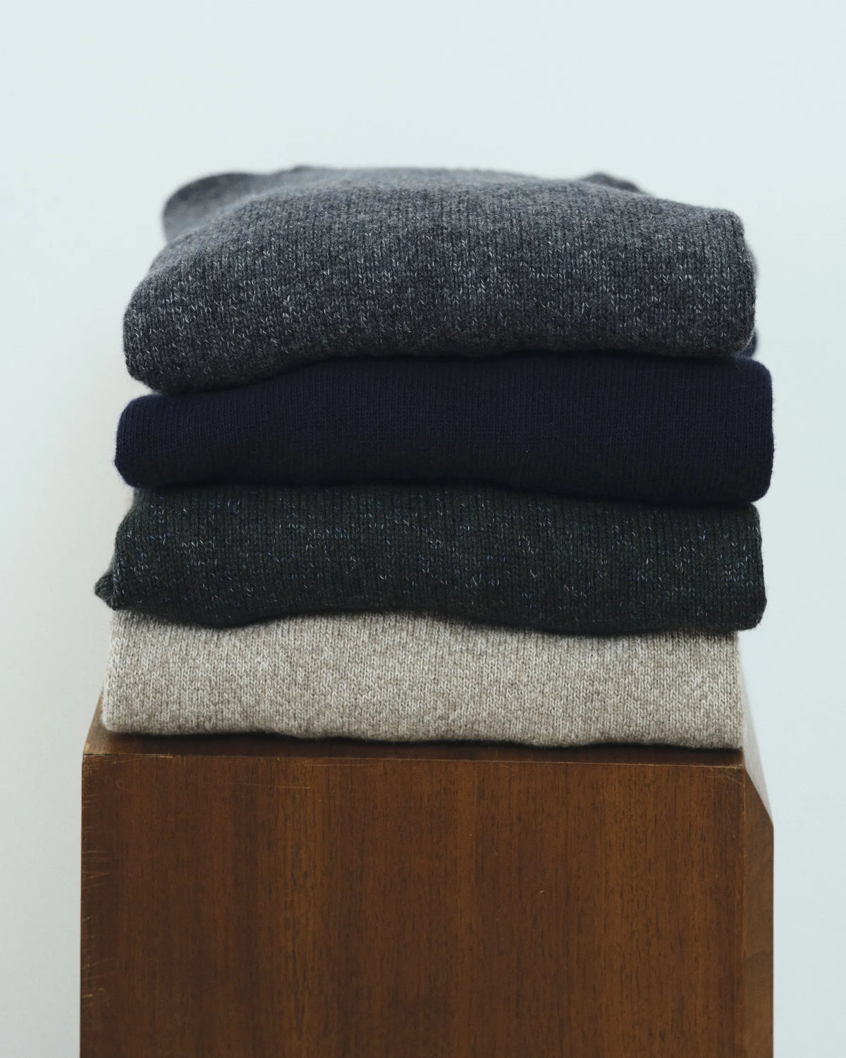 Mailles AW26 pliées sur un socle en bois