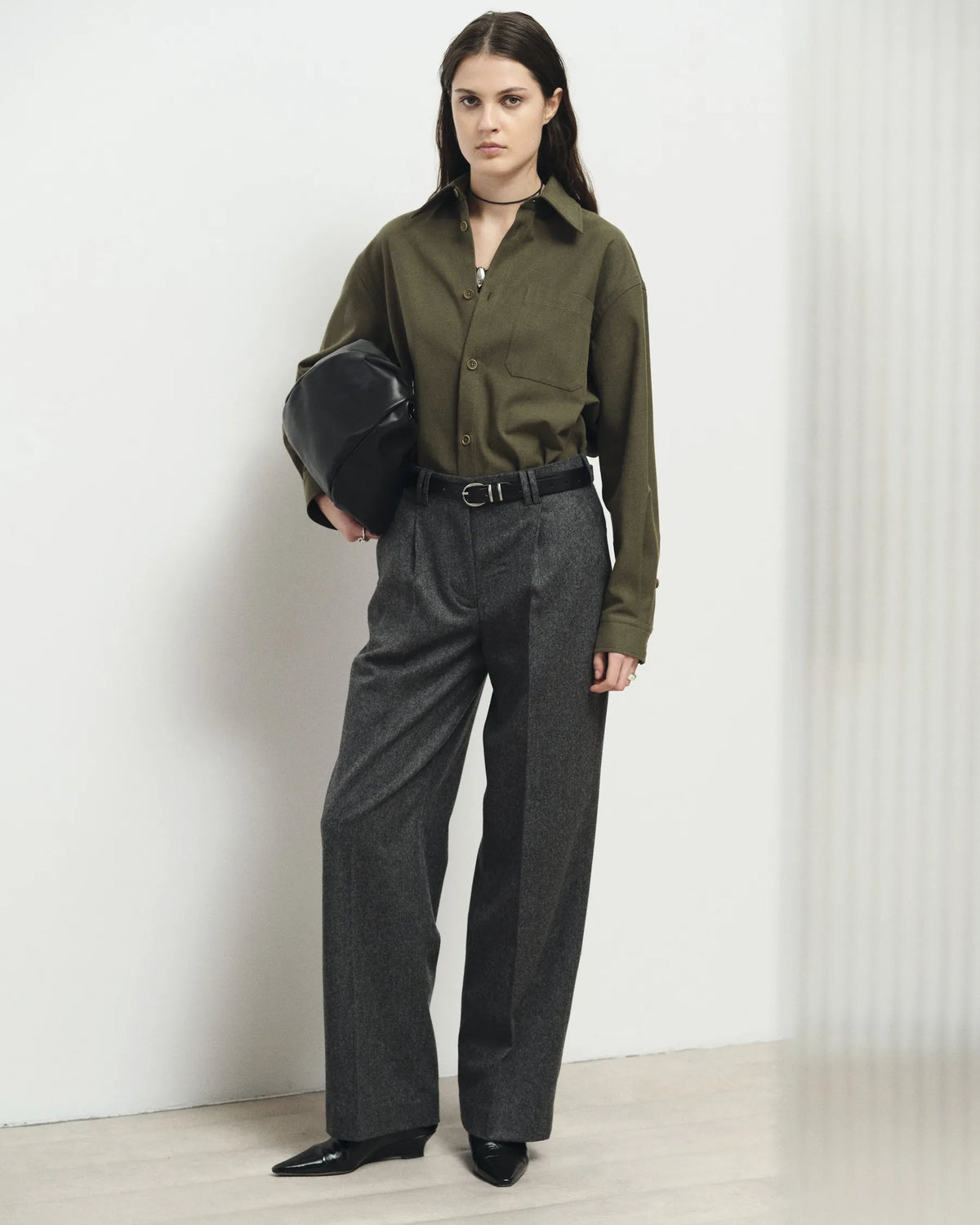 Silhouette femme en chemise olive et pantalon gris