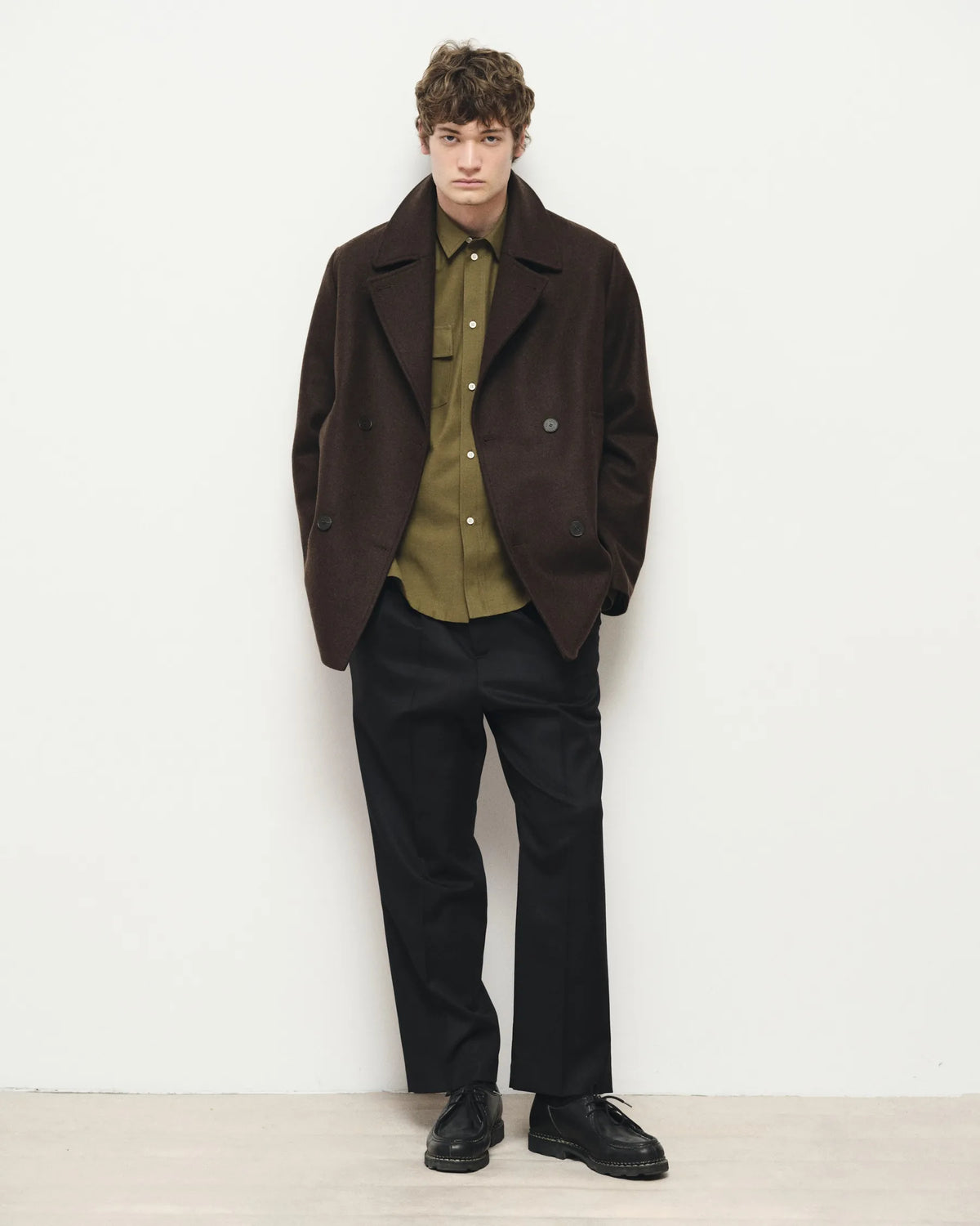 Silhouette homme en manteau brun et chemise olive