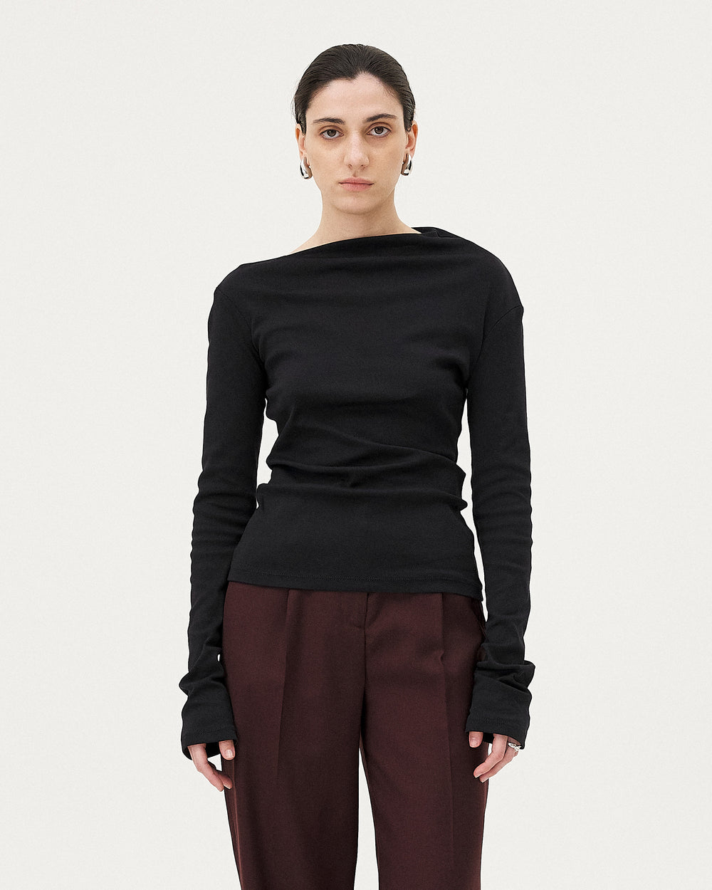 Elia Black, top en coton upcyclé NOYOCO, femme AW25 studio