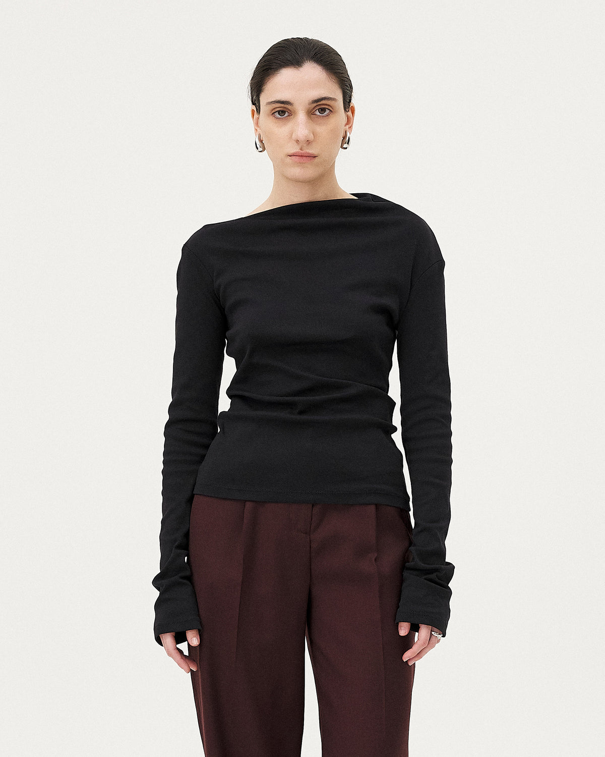 Elia Black, top en coton upcyclé NOYOCO, femme AW25 studio