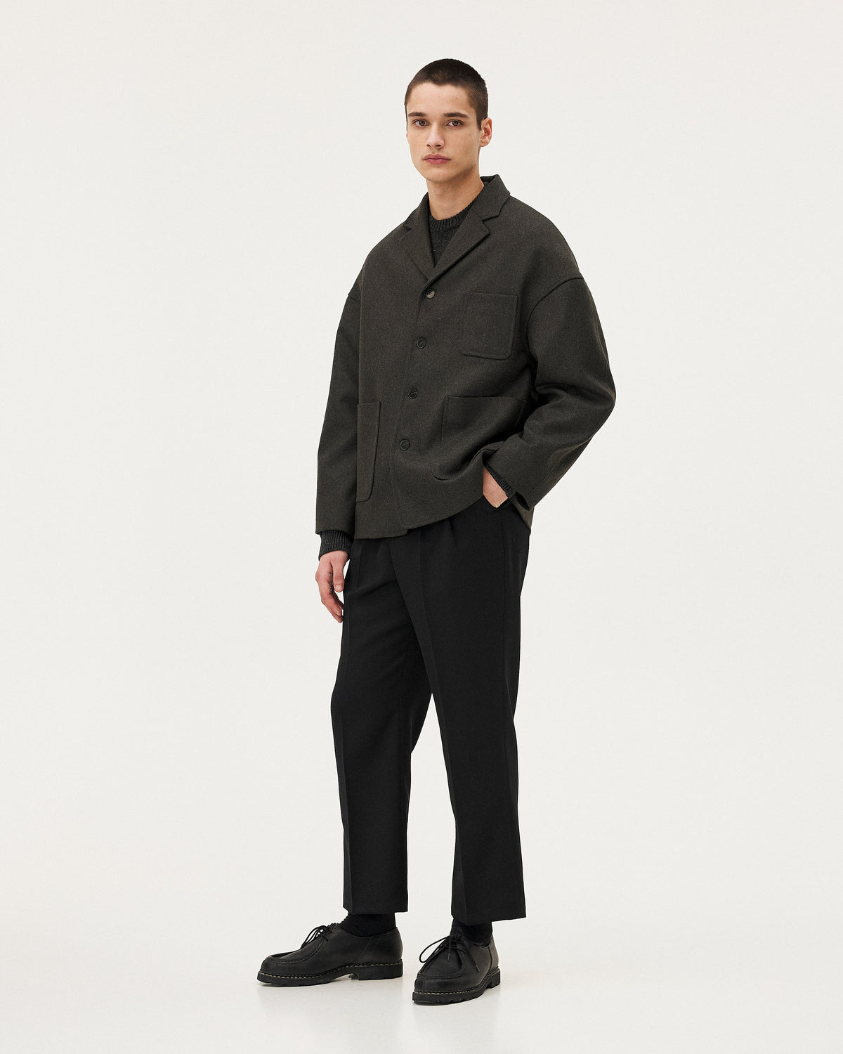 Antwerp Dark forest, manteau en laine et cachemire recyclés NOYOCO, homme AW25 studio