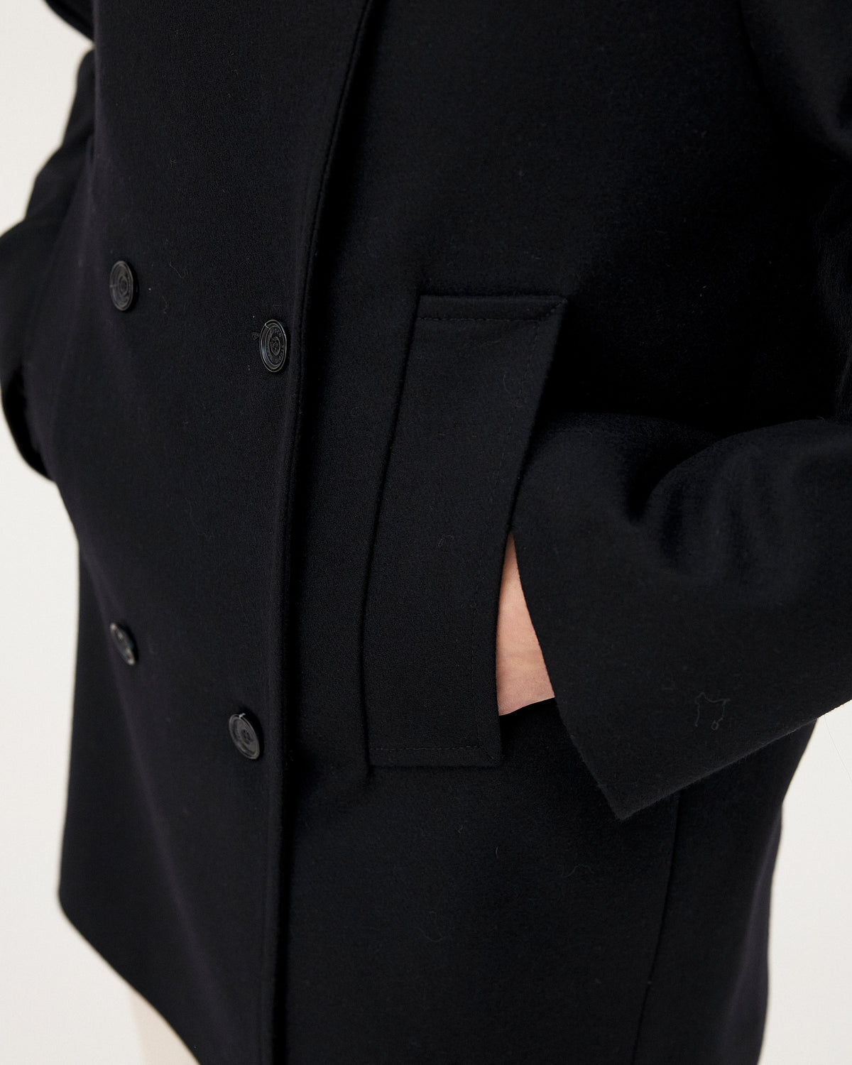 Dundee Midnight blue, manteau en laine et cachemire recyclés NOYOCO, detail AW25 studio