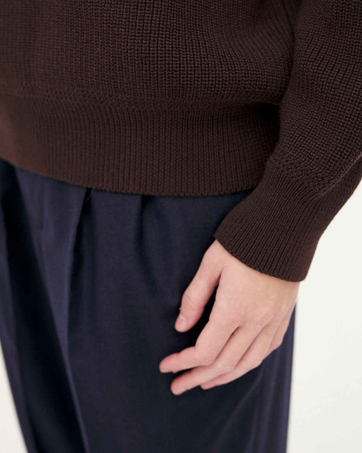 Oslo Brown, pull en laine mérinos et coton biologique NOYOCO, detail AW25 studio