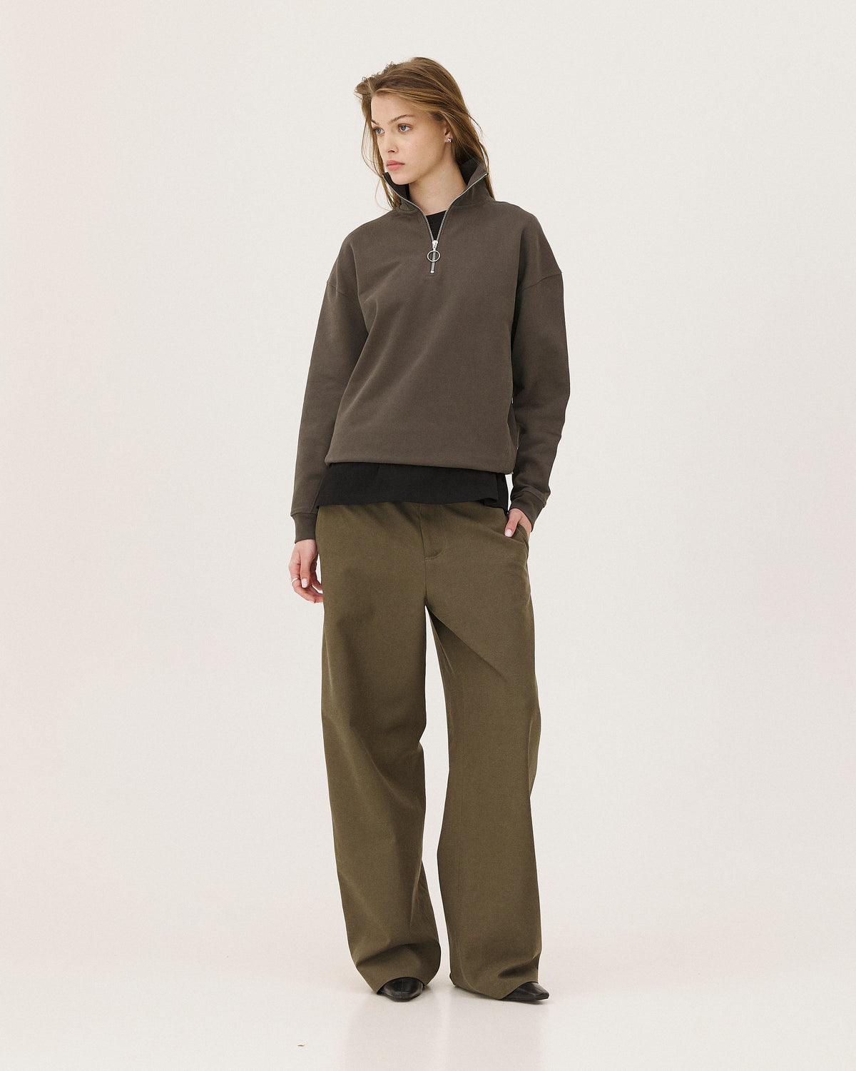 Omaha Kaki NOYOCO, porté femme AW26 studio, vue 02
