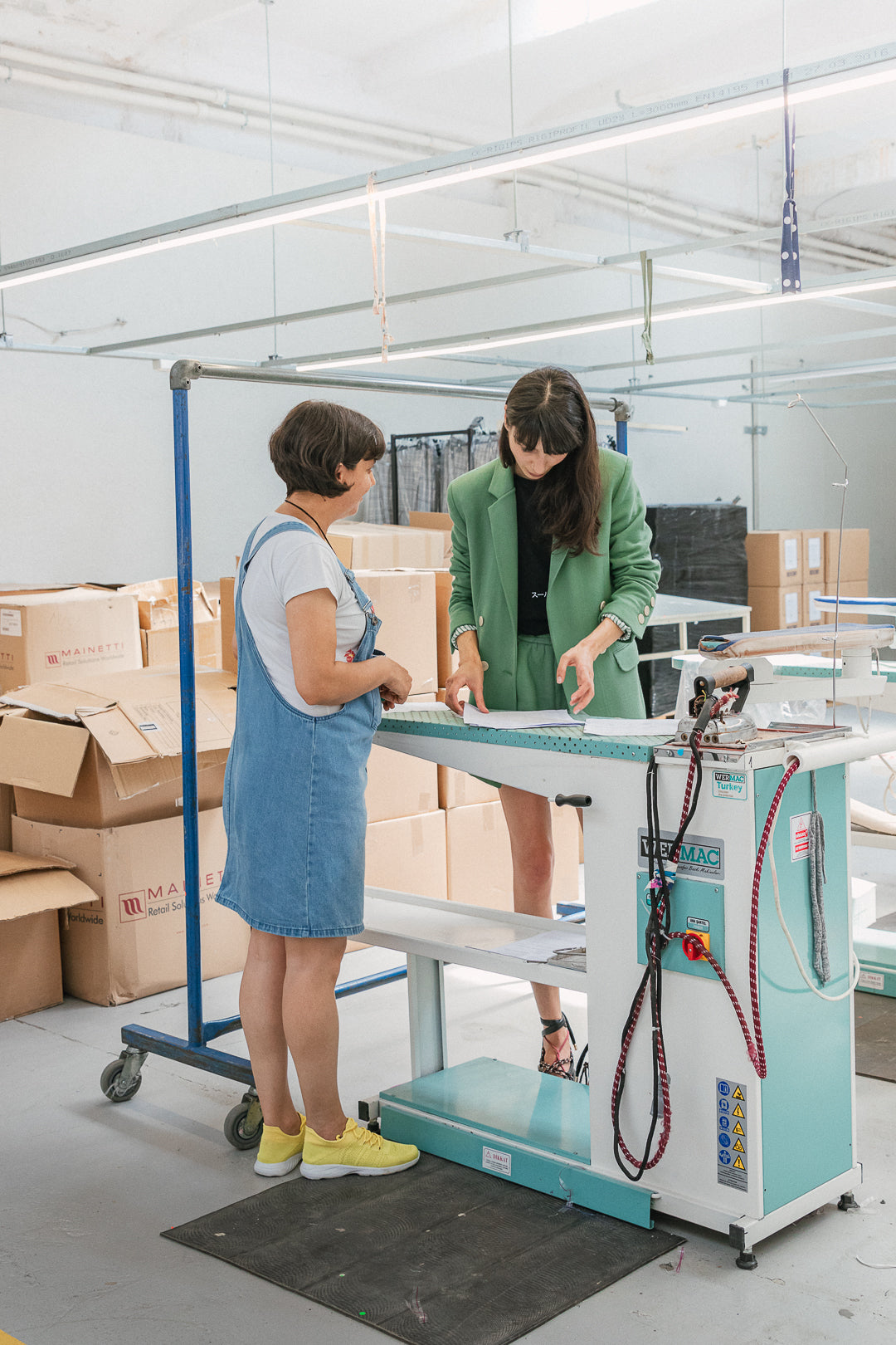 Équipe NOYOCO et partenaire de production lors d’un contrôle en atelier