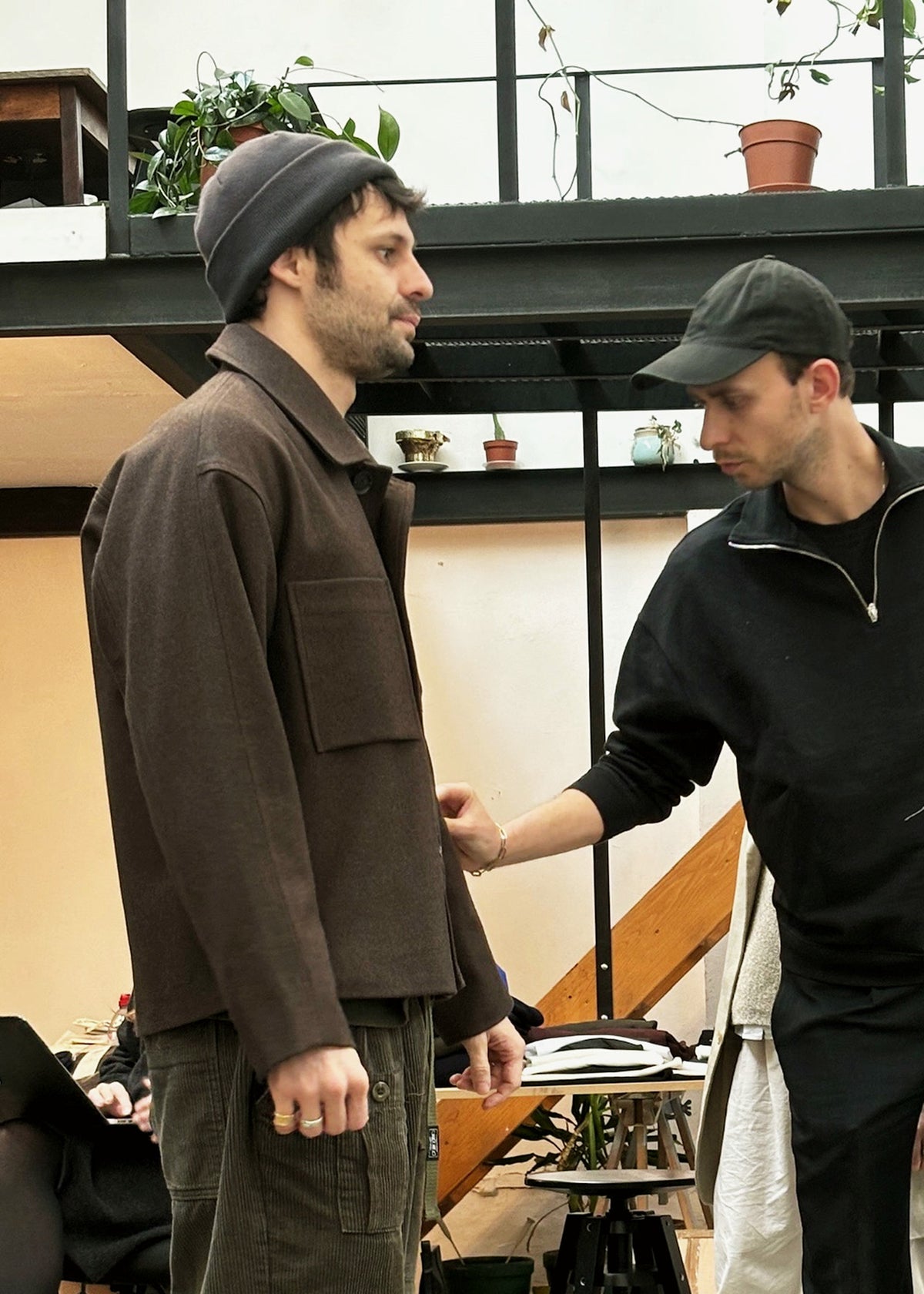 Mise au point d’une veste NOYOCO pendant un essayage au studio.