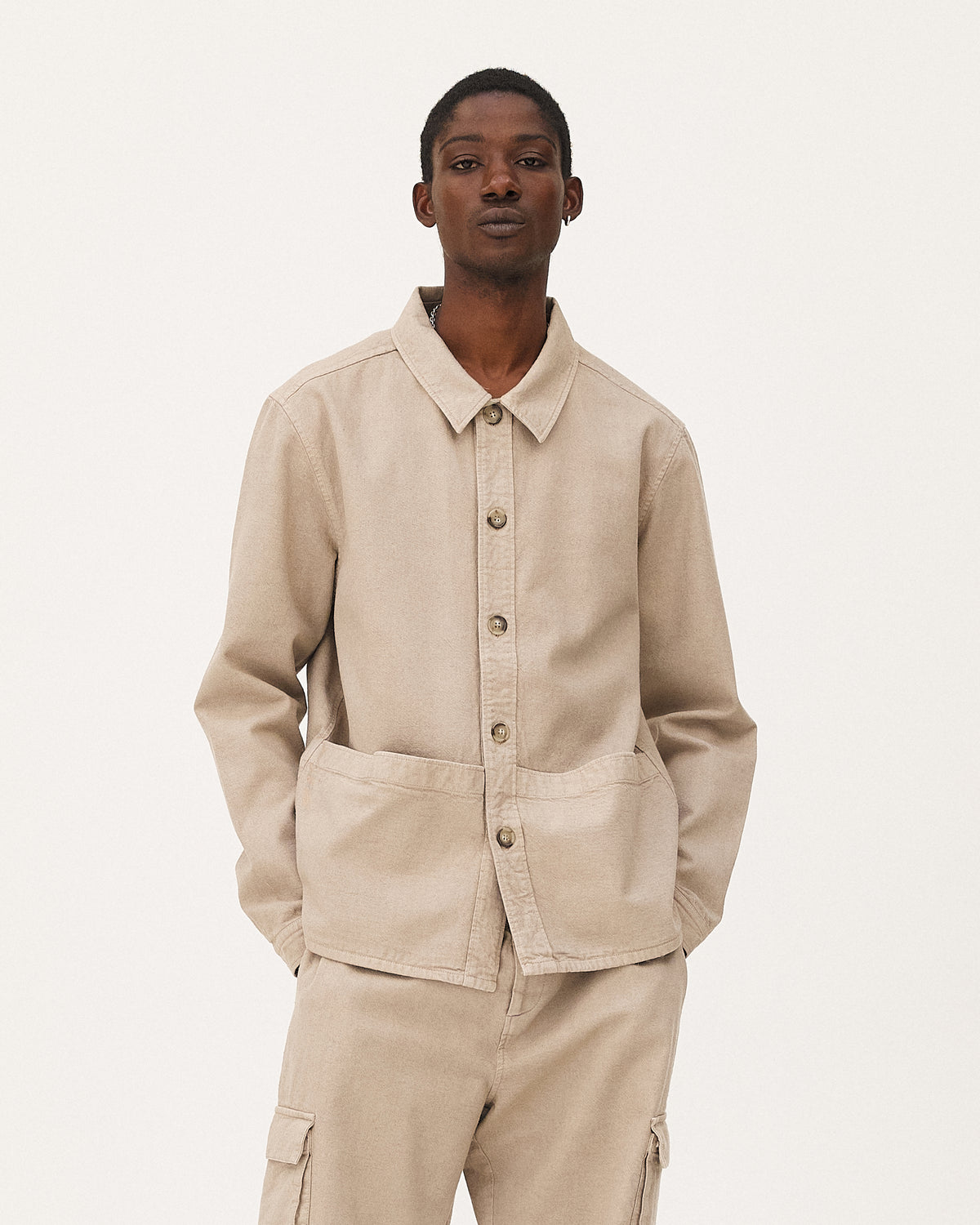 Kin Grege 16-1107 TPG, surchemise en coton biologique, fibre d’ananas et lyocell NOYOCO, homme ss26 studio